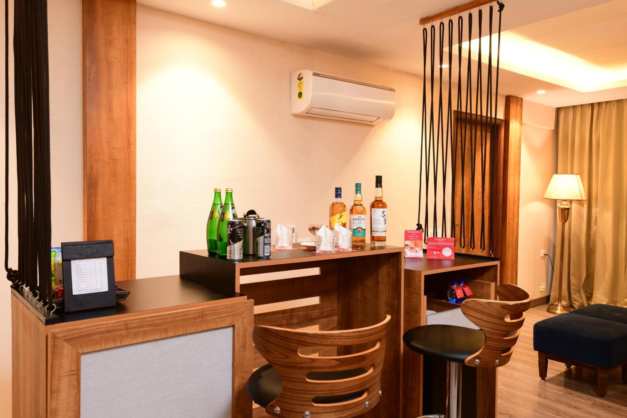 Hotel Ramada By Wyndham Kasauli Extérieur photo
