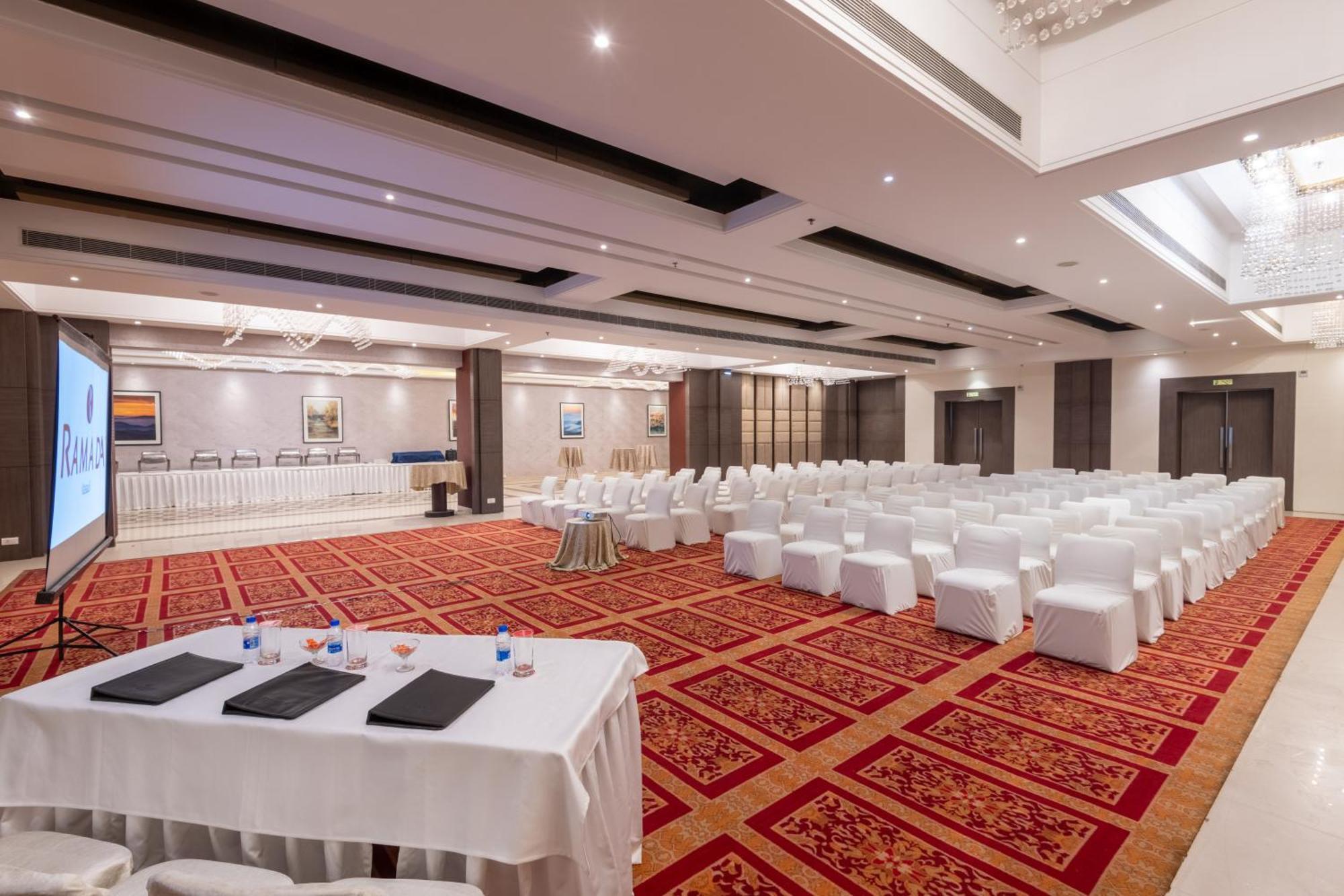 Hotel Ramada By Wyndham Kasauli Extérieur photo