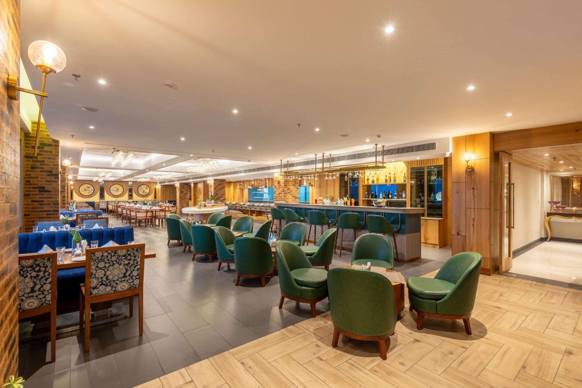 Hotel Ramada By Wyndham Kasauli Extérieur photo