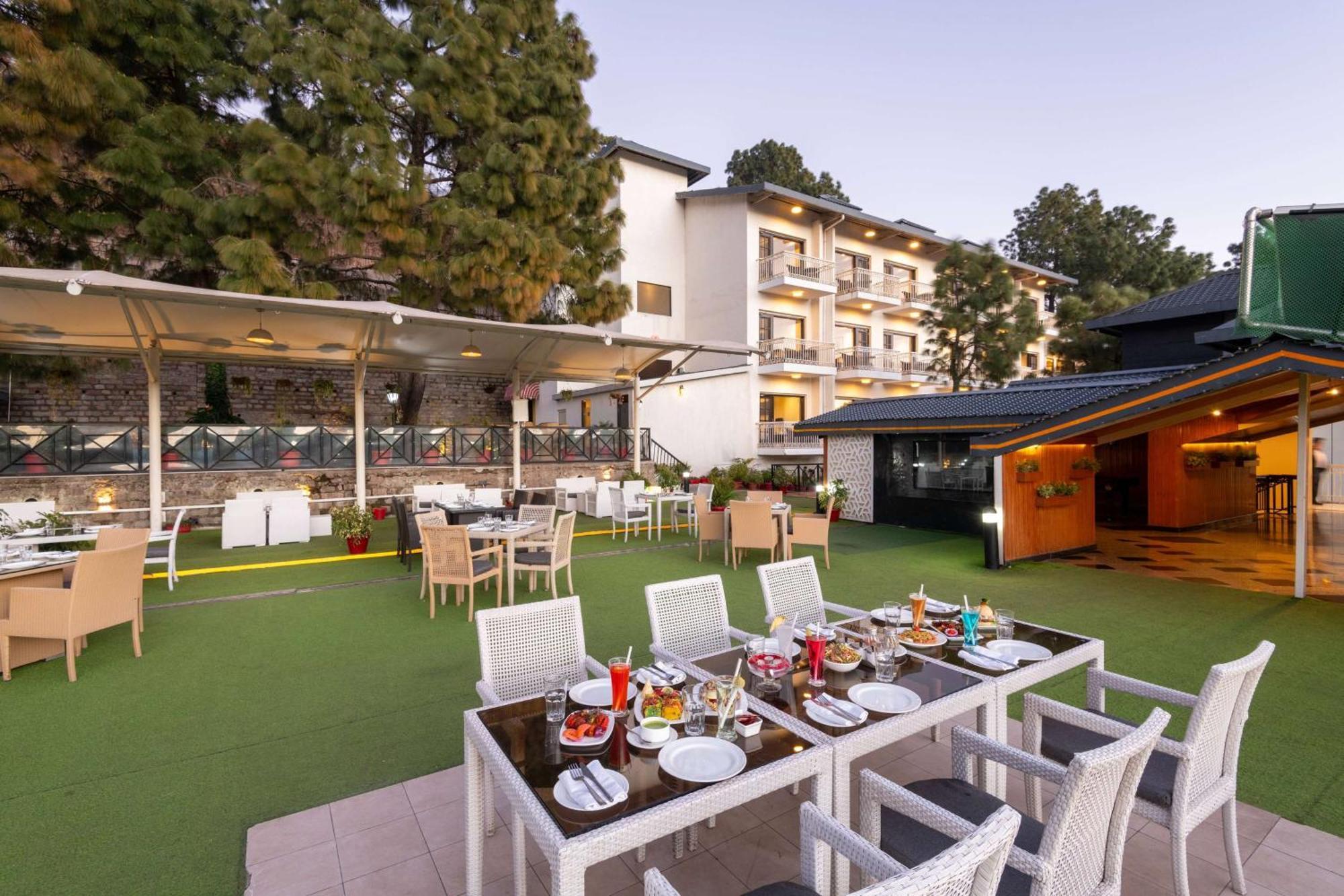 Hotel Ramada By Wyndham Kasauli Extérieur photo