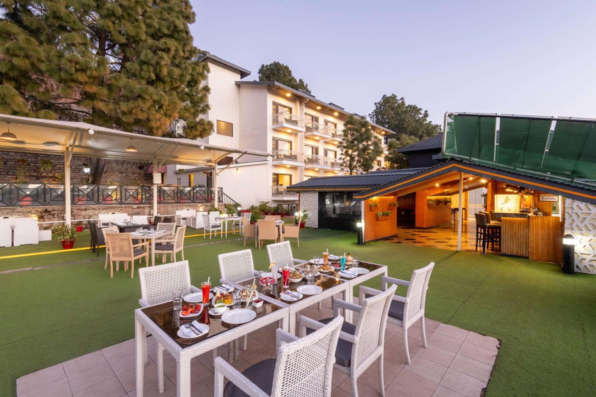 Hotel Ramada By Wyndham Kasauli Extérieur photo